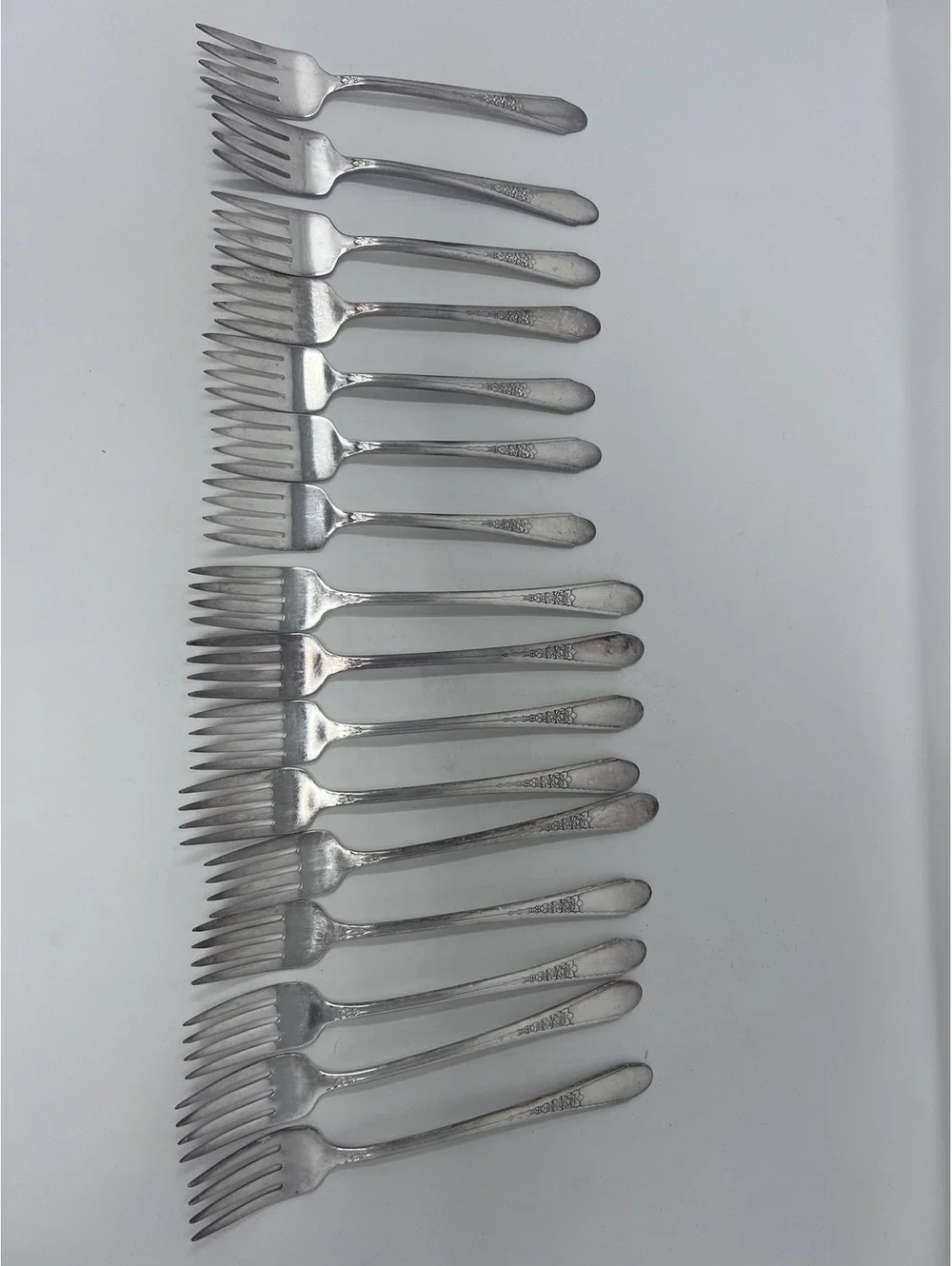 Vintage Wm. Rogers & Son silverplated Flatware Set in Wooden Case - READ